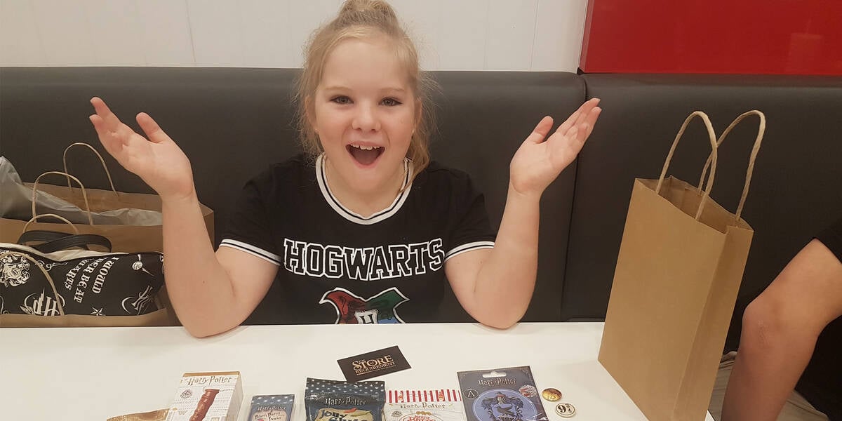 Make A Wish Australia Children's Charity - Emelia on her wish for a Harry Potter experience with her Harry Potter pack