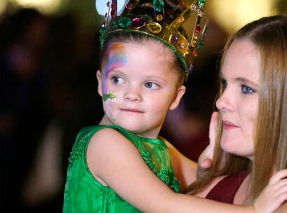 Make A Wish Australia Children's Charity - Scarlett with her mum enjoying her wish